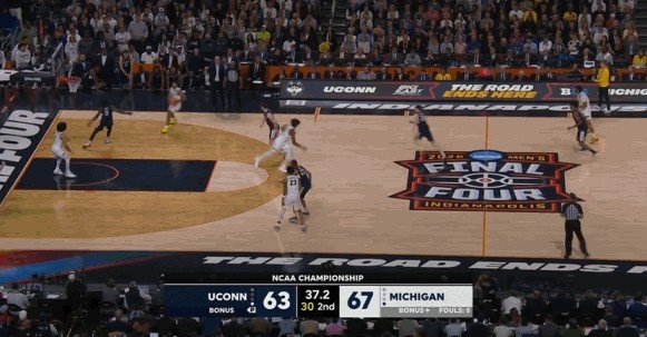 开云-很稳！密歇根底线发球 4名球员先冲刺再分散 破掉对手全场盯人